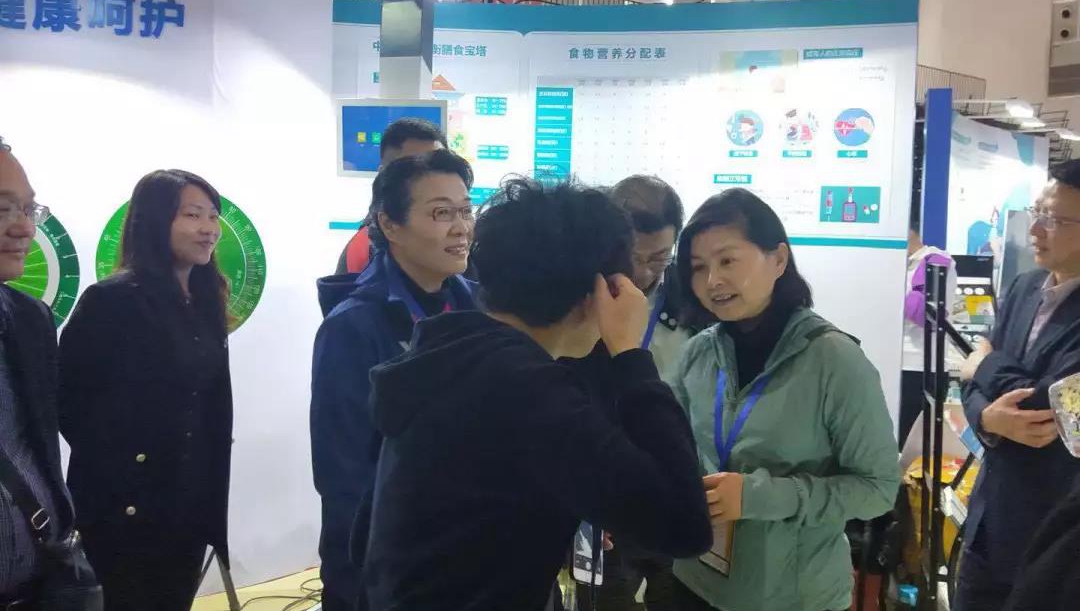 燃爆了！湖北省衛(wèi)健委主任劉英姿蒞臨攜康指導(dǎo)，點(diǎn)贊“攜康·智慧健康小屋”