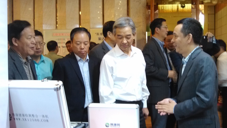原國家衛(wèi)生部黨組副書記王隴德參觀攜康智能健康管理平臺