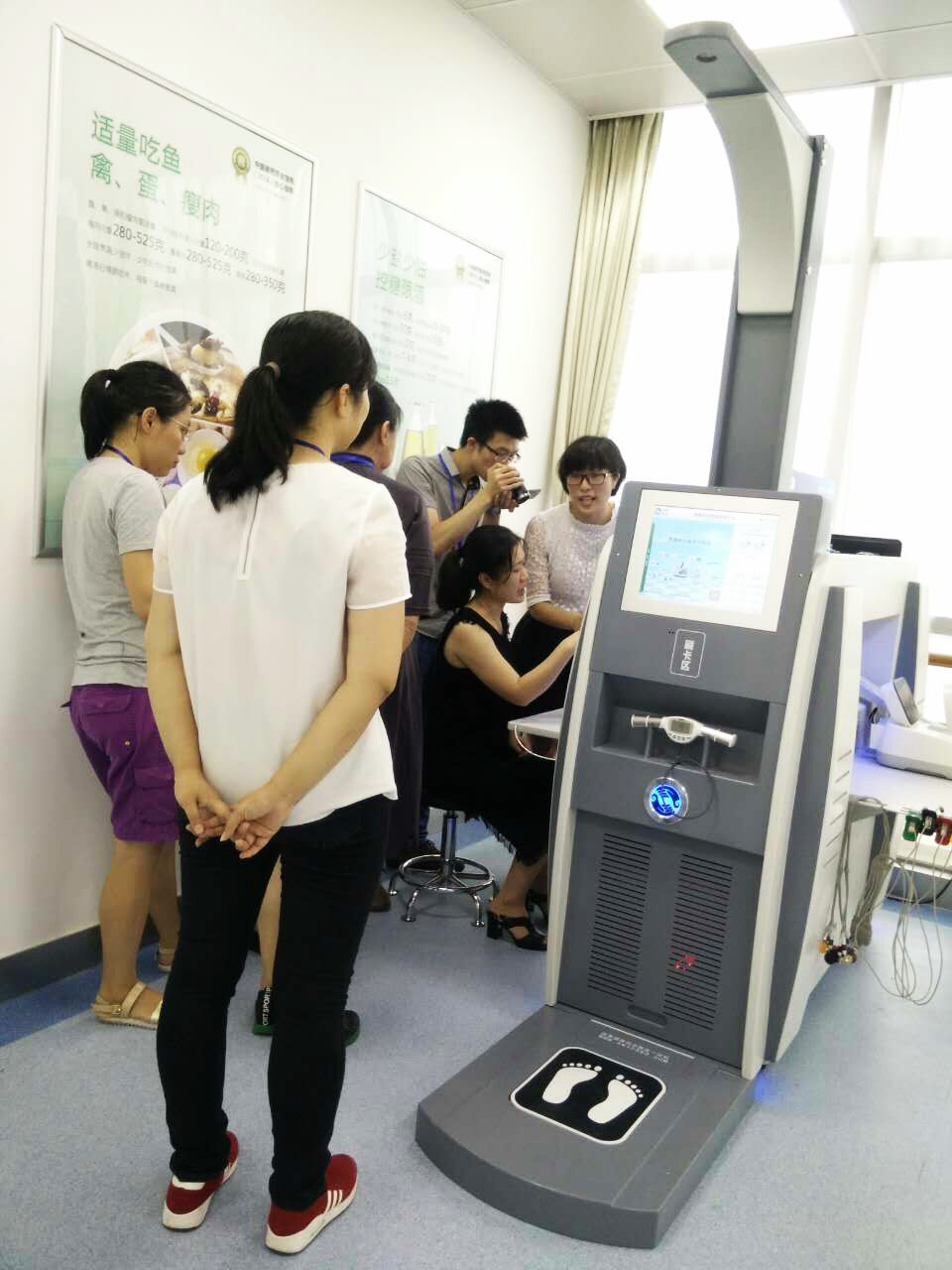 群眾體檢參觀深圳南山慢病院的互聯(lián)網(wǎng)健康管理一體機(jī)XKZN-A300圖3