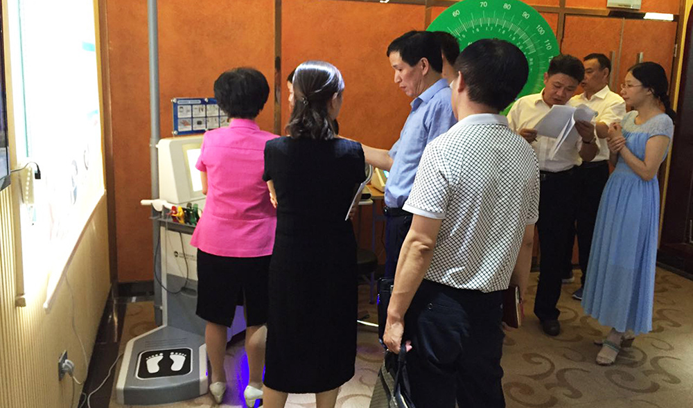 攜康建設武漢市江漢區(qū)礪志中學健康小屋領導體檢圖3