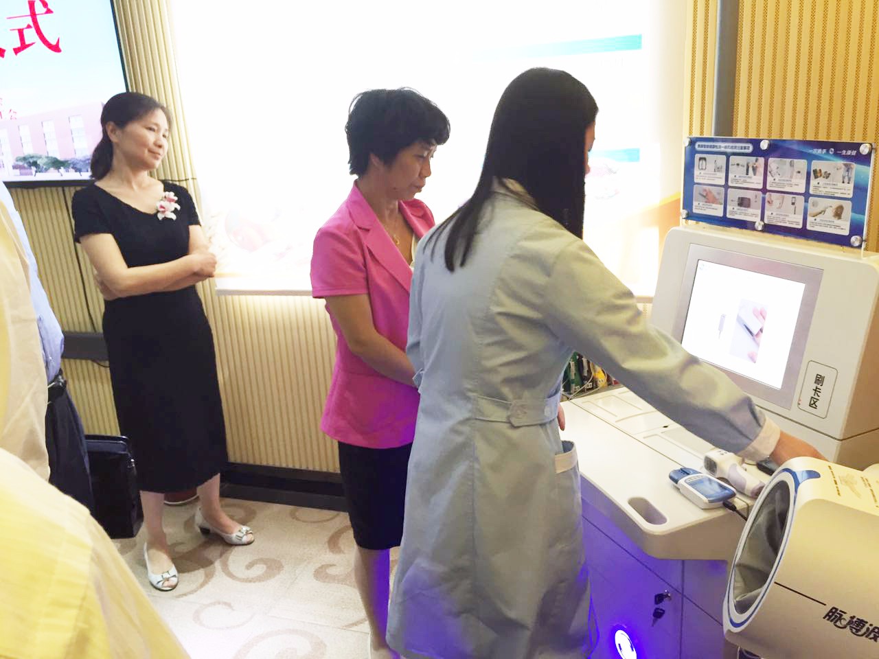 武漢市江漢區(qū)礪志中學 攜康建設武漢市江漢區(qū)礪志中學健康小屋領導體檢圖4