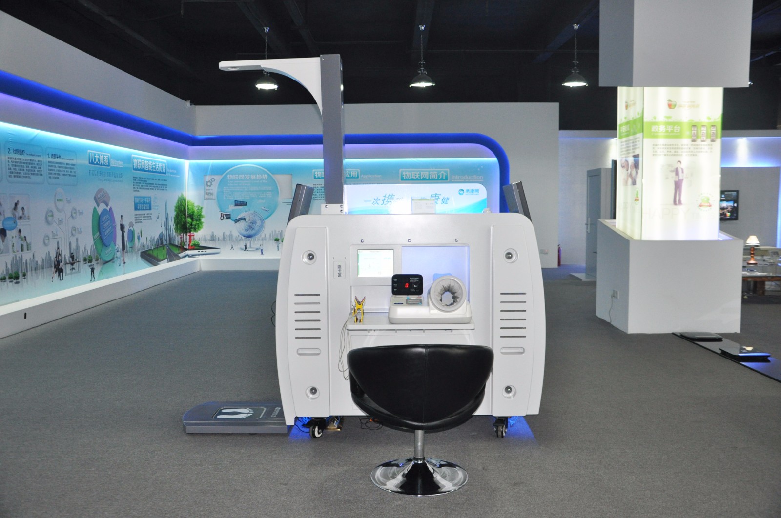 居民體驗重慶南岸幸福時光里小區(qū)建設健康小屋圖6