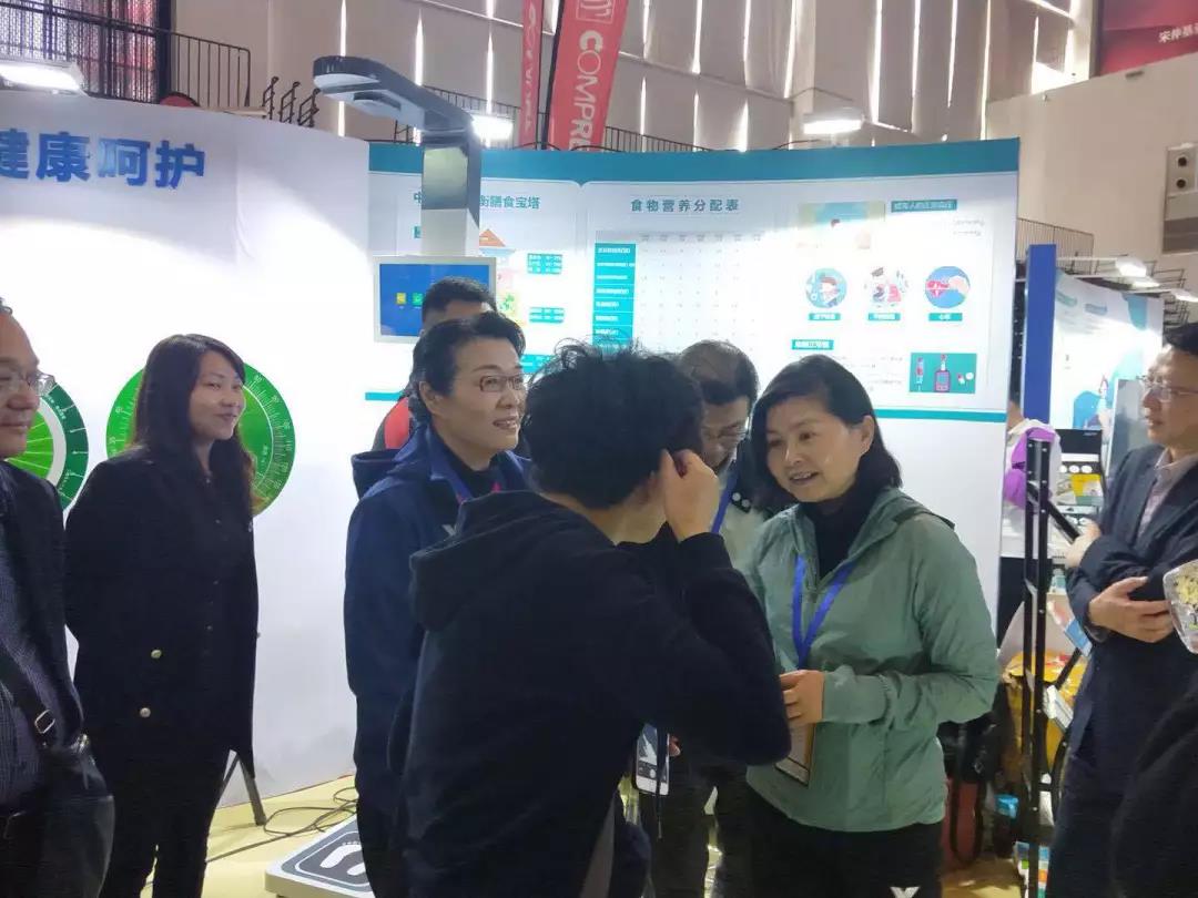 湖北省衛(wèi)健委主任劉英姿蒞臨攜康展位指導(dǎo)