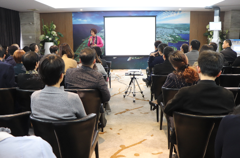 黃鶴會(huì)長(zhǎng)做報(bào)告 黃鶴會(huì)長(zhǎng)做報(bào)告