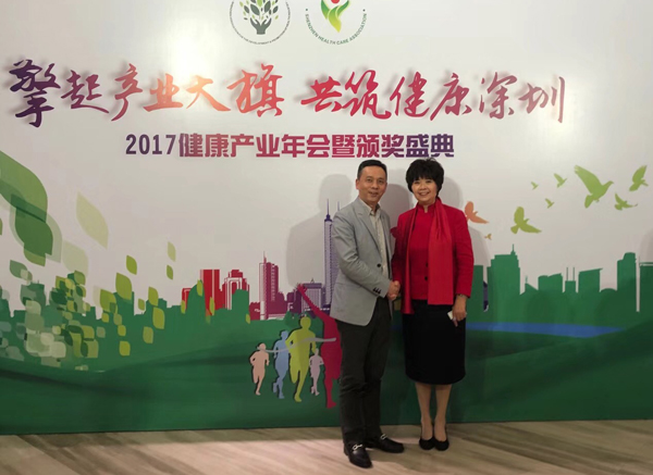 深圳健康產(chǎn)業(yè)促進(jìn)會黃鶴會長祝賀攜康喜獲殊榮