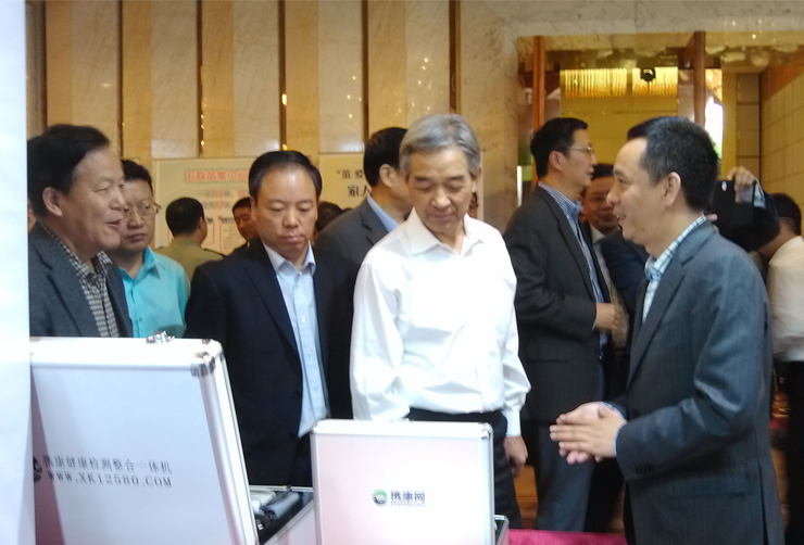 原國(guó)家衛(wèi)生部黨組副書記王隴德參觀攜康智能健康管理平臺(tái)