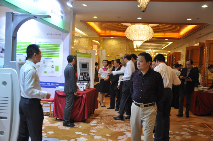 原國(guó)家衛(wèi)生部黨組副書記王隴德參觀攜康智能健康管理平臺(tái)