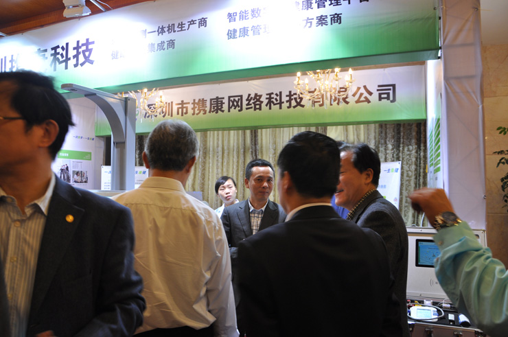 原國(guó)家衛(wèi)生部黨組副書記王隴德參觀攜康智能健康管理平臺(tái)
