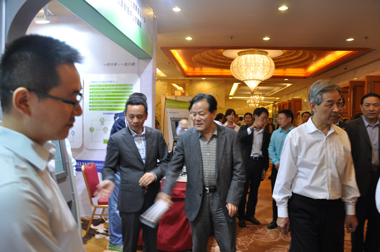 原國(guó)家衛(wèi)生部黨組副書記王隴德參觀攜康智能健康管理平臺(tái)