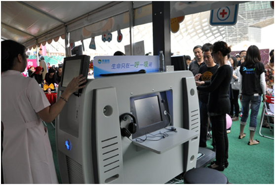 攜康科技的專業(yè)檢測人員正在有條不紊的指導(dǎo)著每一位檢測者