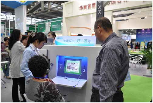 攜康科技工作人員為參展居民現(xiàn)場體檢健康體檢一體機。