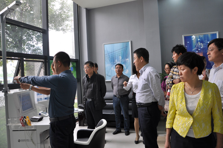 圖為領(lǐng)導(dǎo)親自體驗(yàn)攜康健康管理一體機(jī)。