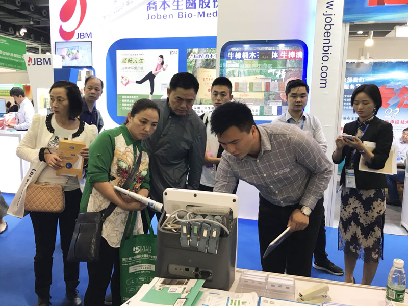 攜康工作人員為參觀群眾講解攜康健康檢測一體機(jī)XKZN-B600功能及作用