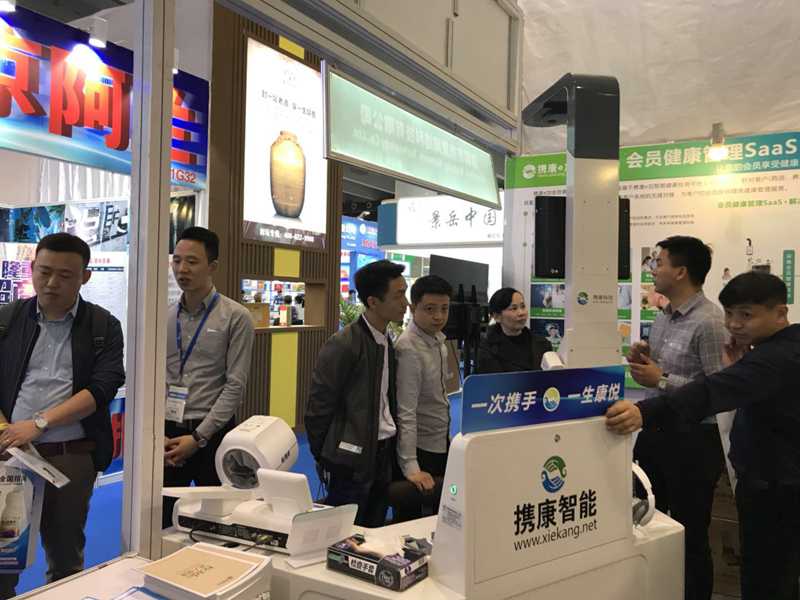 攜康工作人員為群眾操作體驗(yàn)攜康健康檢查一體機(jī)XKZN-D100