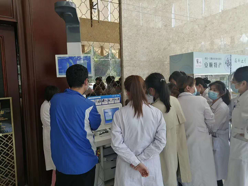 青島湛山療養(yǎng)院引進(jìn)攜康“健康小屋” 圖為青島湛山療養(yǎng)院工作人員為老年人檢測身體健康指標(biāo)