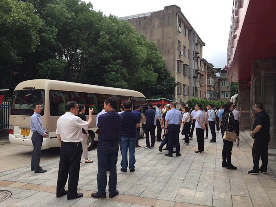 南昌市領(lǐng)導(dǎo)蒞臨東方紅社區(qū)鄰里中心“攜康·健康小屋”考察工作 南昌市領(lǐng)導(dǎo)蒞臨東方紅社區(qū)鄰里中心“攜康·健康小屋”考察工作