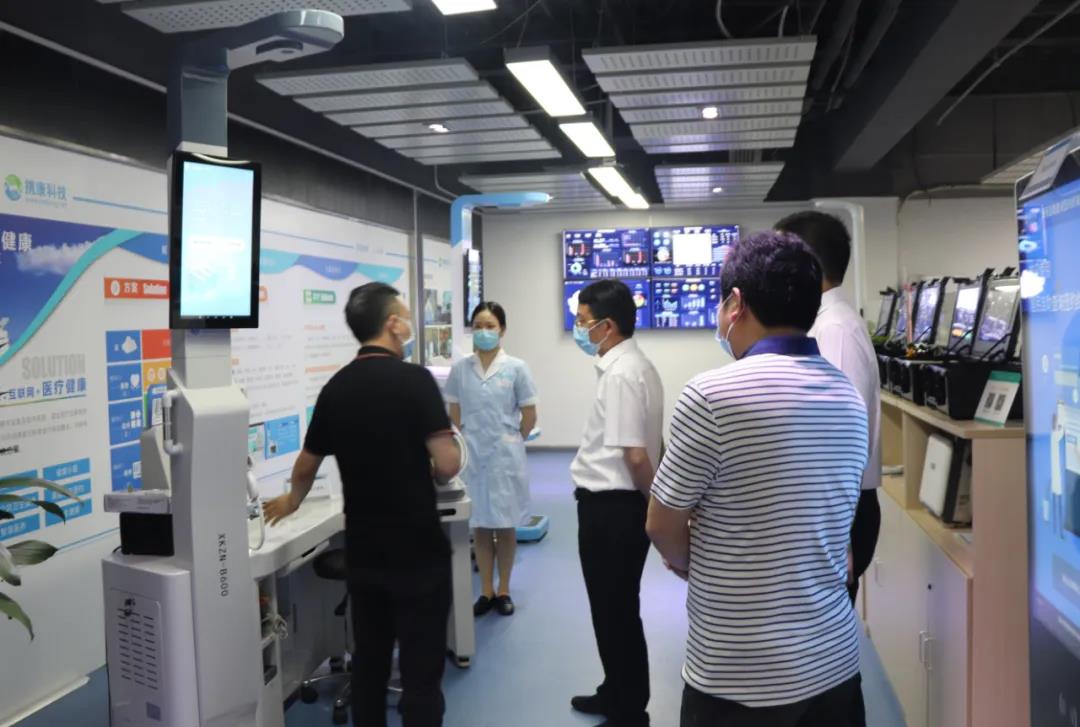 潘總為王建華書(shū)記等一行領(lǐng)導(dǎo)詳細(xì)介紹攜康·互聯(lián)網(wǎng)+醫(yī)療健康解決方案 潘總為王建華書(shū)記等一行領(lǐng)導(dǎo)詳細(xì)介紹攜康·互聯(lián)網(wǎng)+醫(yī)療健康解決方案