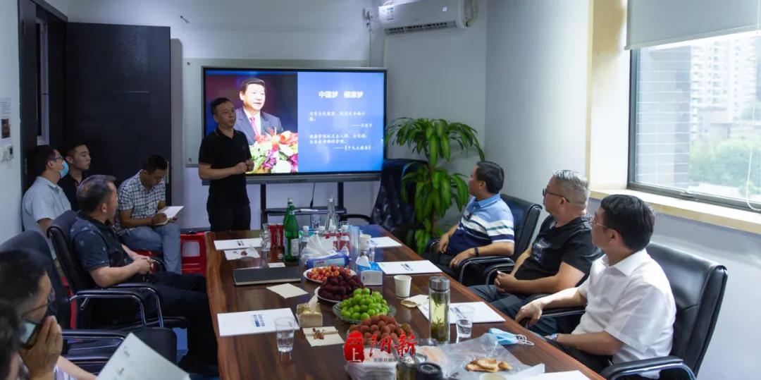 潘總向王建華書(shū)記等一行領(lǐng)導(dǎo)詳細(xì)介紹公司的運(yùn)營(yíng)情況 潘總向王建華書(shū)記等一行領(lǐng)導(dǎo)詳細(xì)介紹公司的運(yùn)營(yíng)情況