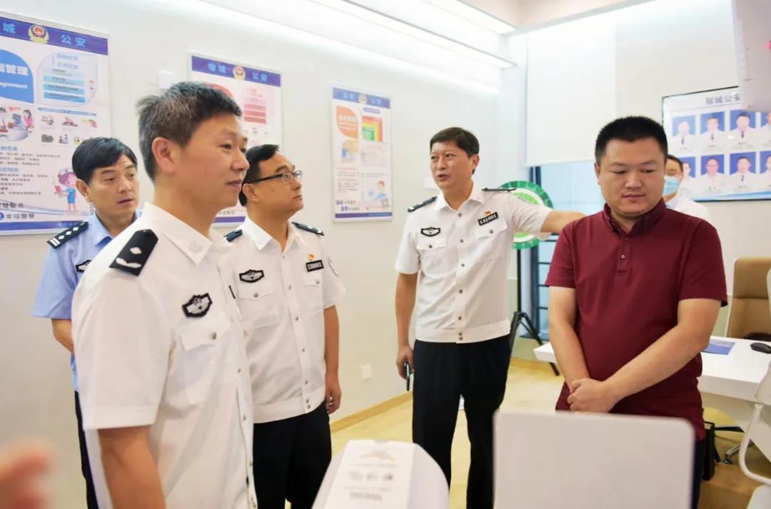 尤波副區(qū)長正在向大家介紹攜康健康管理一體機（XKZN-B600型）的功能和使用情況