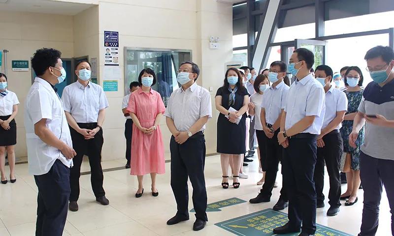 國家衛(wèi)生健康委基層衛(wèi)生健康司司長聶春雷一行領(lǐng)導實地考察左嶺街社區(qū)衛(wèi)生服務(wù)中心
