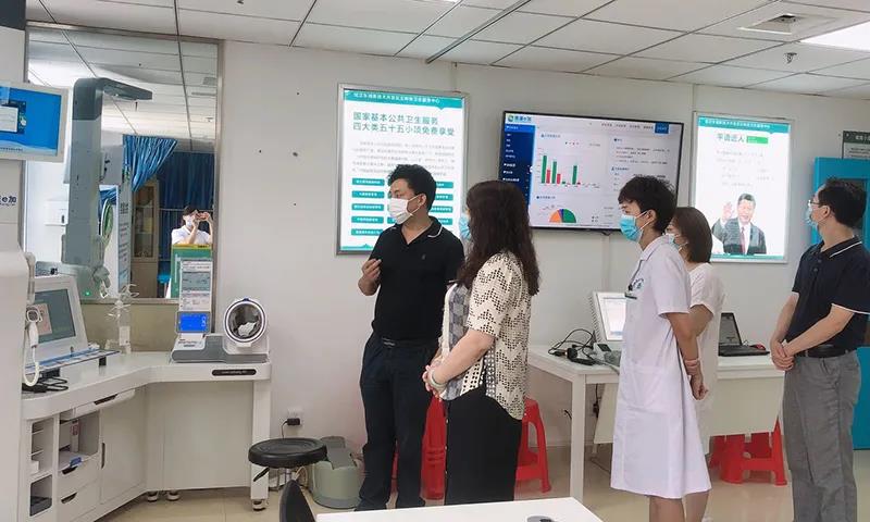 東湖高新區(qū)衛(wèi)生健康局副局長、副書記（主持工作）萬凌為調(diào)研人員介紹全科醫(yī)生服務(wù)站總體情況