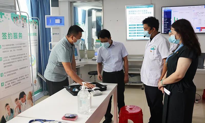 攜康工程師為湖北省衛(wèi)生健康委基層衛(wèi)生處二級調(diào)研員李正一等調(diào)研人員介紹攜康·智能健康服務(wù)包應(yīng)用功能