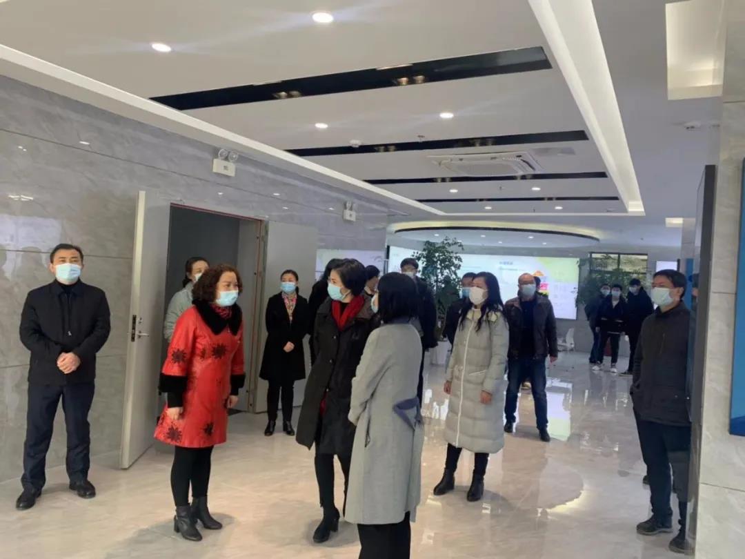 工作人員正在向徐書記匯報工作,介紹中心概況