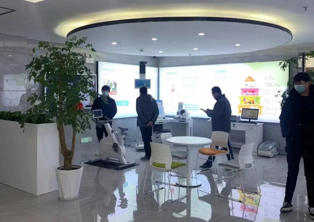 隨行領(lǐng)導(dǎo)正在了解漢陽疾控中心的攜康·區(qū)域智慧健康平臺使用情況