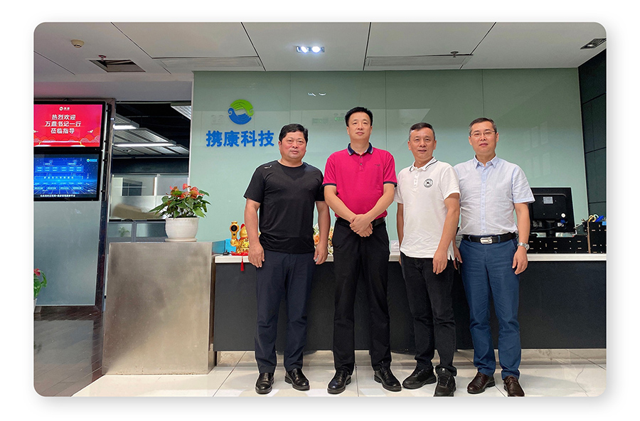 陽新縣副縣長陳新華（左一）、縣委書記萬鼎（左二）
縣委常委徐凌（右一）、攜康董事長潘希文（右二）