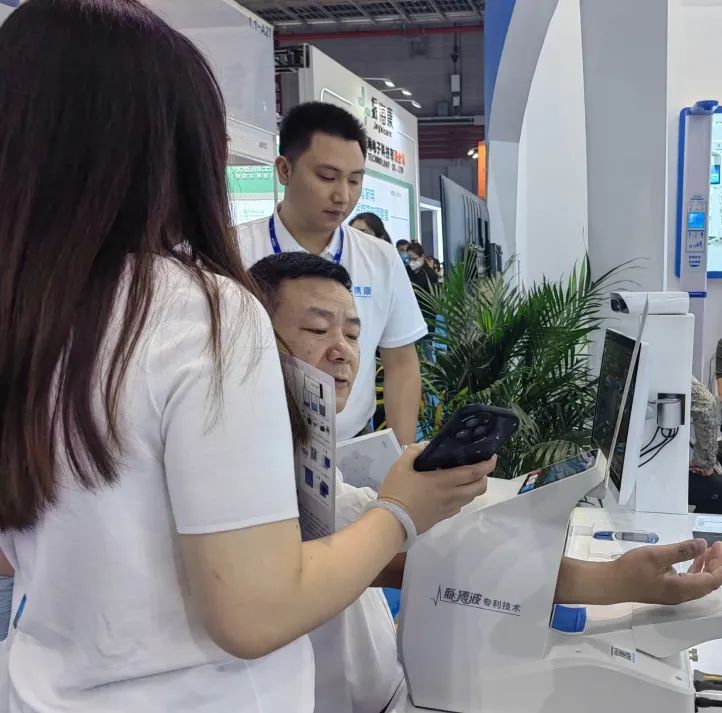 諸多意向客戶現(xiàn)場洽談