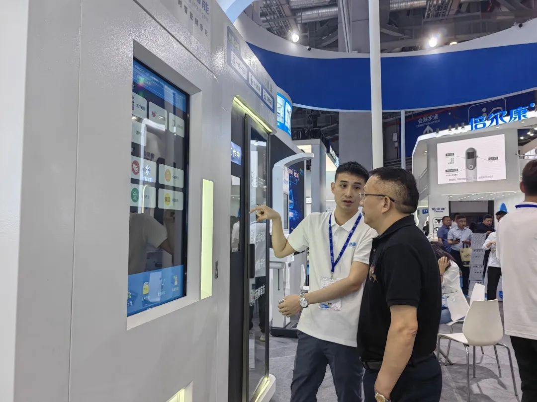 諸多意向客戶現(xiàn)場洽談