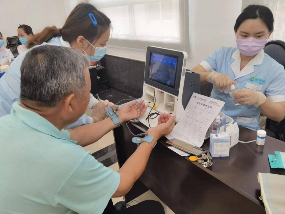 攜康工作人員在厚街社區(qū)為居民進(jìn)行公益體檢 攜康工作人員在厚街社區(qū)為居民進(jìn)行公益體檢