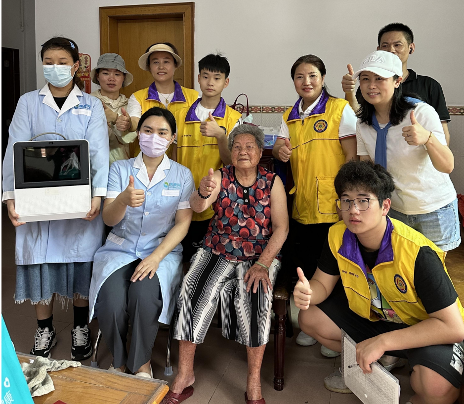 攜康工作人員提著智慧診療簽約一體機(jī)前往老人家中進(jìn)行免費(fèi)健康服務(wù)